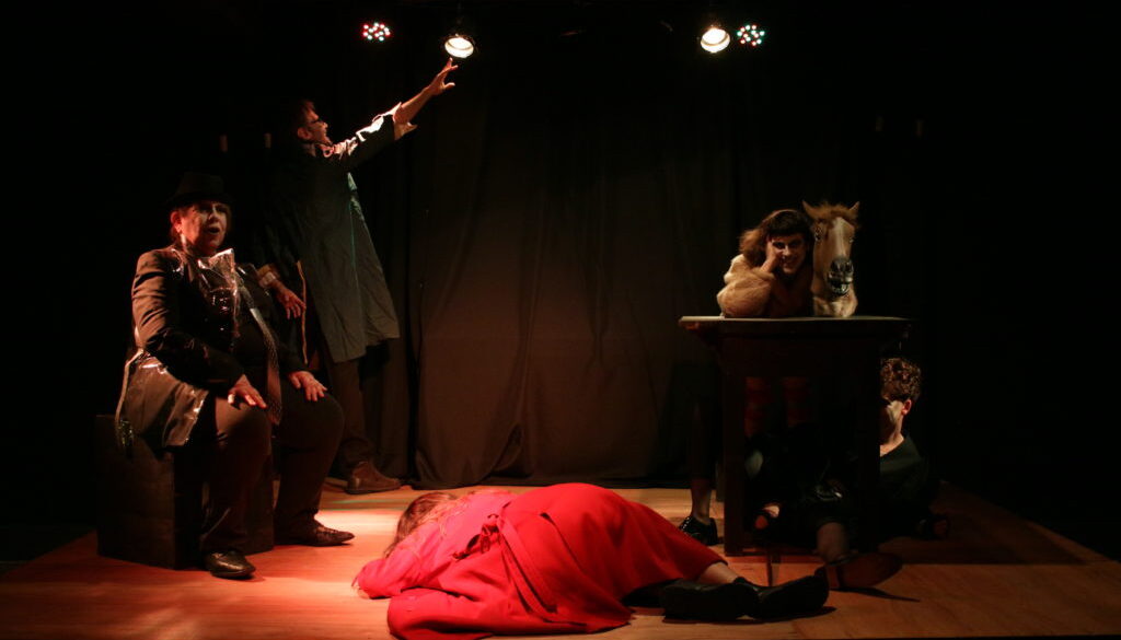 Fernando Barrios. Performance: Efímeras o memorias de la gran fabuladora. Café Ducón, 2018 Montevideo.